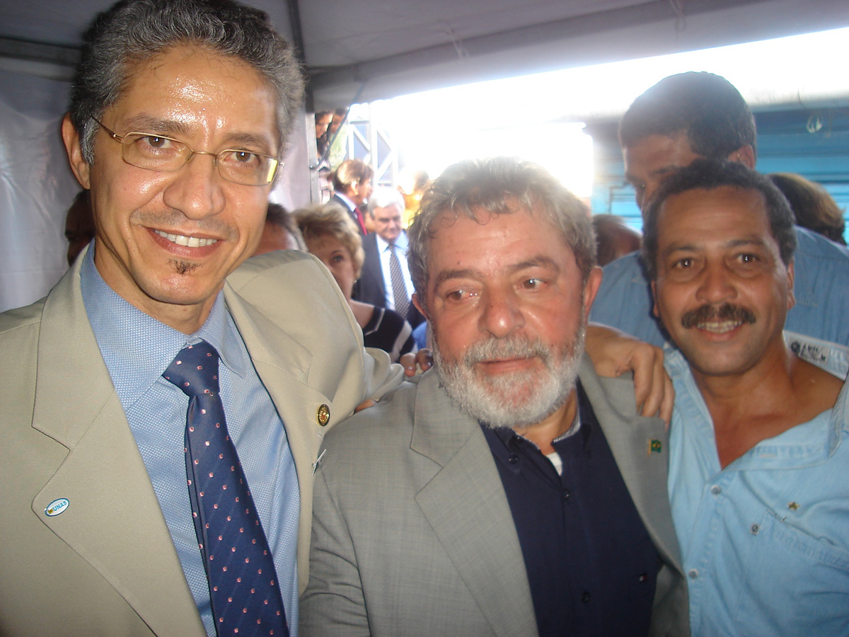 Deputado Cido Srio ao lado do presidente Lula em cerimnia do PAC<a style='float:right;color:#ccc' href='https://www3.al.sp.gov.br/repositorio/noticia/05-2008/CIDO SERIO LULA PAC.jpg' target=_blank><i class='bi bi-zoom-in'></i> Clique para ver a imagem </a>